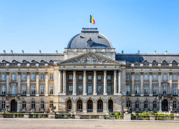 der königspalast von brüssel, der offizielle palast des königs und der königin der belgier im historischen zentrum von brüssel, belgien. - frontgiebel stock-fotos und bilder