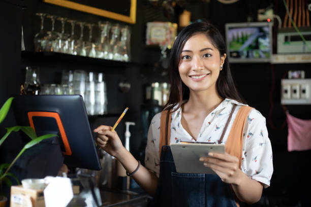 asian women barista smiling and using coffee machine in coffee shop counter - working woman small business owner food and drink cafe concept - food and drink industry imagens e fotografias de stock