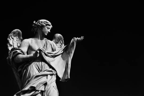 ангел со святой вуалью (черное и белое с копировальной площадью) - statue angel marble white стоковые фото и изображения