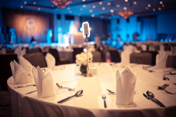 salle de banquet de luxe à l’hôtel, table de dîner pour les invités spéciaux - banquet photos et images de collection