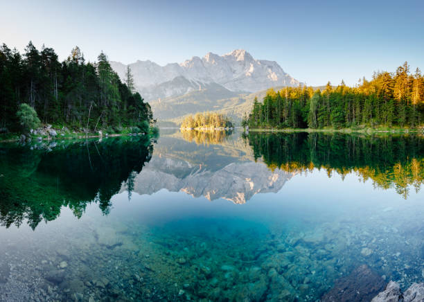 imagen mágica del famoso lago eibsee. complejo de ubicación garmisch-partenkirchen, alp bávaro, turismo europa. - bavaria wetterstein mountains nature european alps fotografías e imágenes de stock