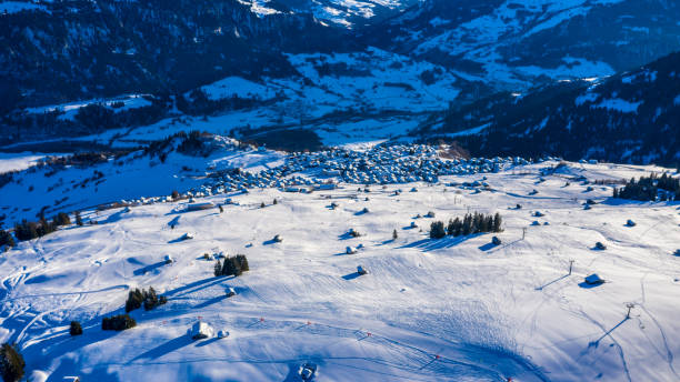 스위스 락에서 겨울 마을의 공중 보기. 겨울 풍경입니다. 태양이 빛나는. 자유와 고독의 개념 - landscape laax graubunden canton switzerland 뉴스 사진 이미지