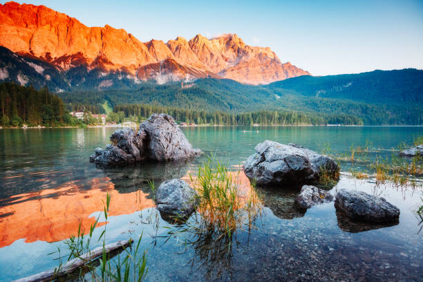 a look at the famous lake eibsee in sunligth. - mountain lake austria bavaria imagens e fotografias de stock