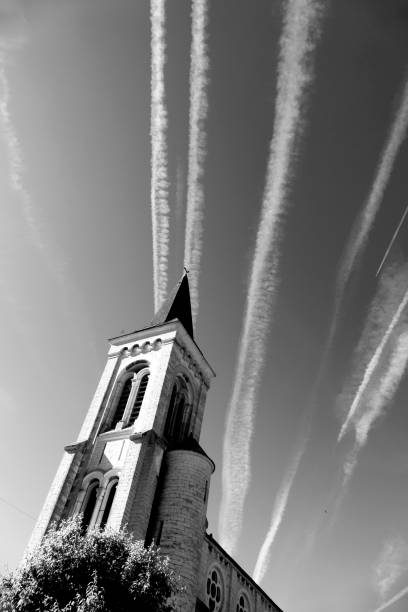 scie di vapore - vapor trail cirrus sky cloudscape foto e immagini stock