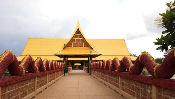 iglesia central de agua en el templo tailandés - laos luang phabang thailand religion fotografías e imágenes de stock