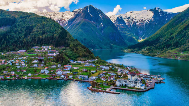 balestrand. le centre administratif de la municipalité de balestrand dans le comté de sogn og fjordane, en norvège. - sognefjord photos et images de collection