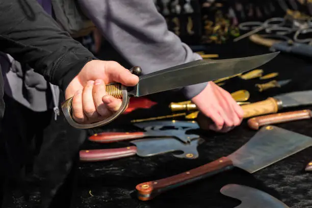 large sharp knife saber handle hilt ridge arm protection weapon selection counter blacksmith gunsmith