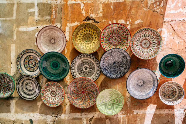 tradycyjne marokańskie porcelanowe talerze i naczynia wiszące na ścianie. rynek centralny na starym mieście (medina) w marrakeszu. - sale zdjęcia i obrazy z banku zdjęć