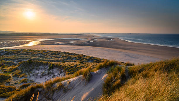 baia di budle dalle dune - northumberland england foto e immagini stock