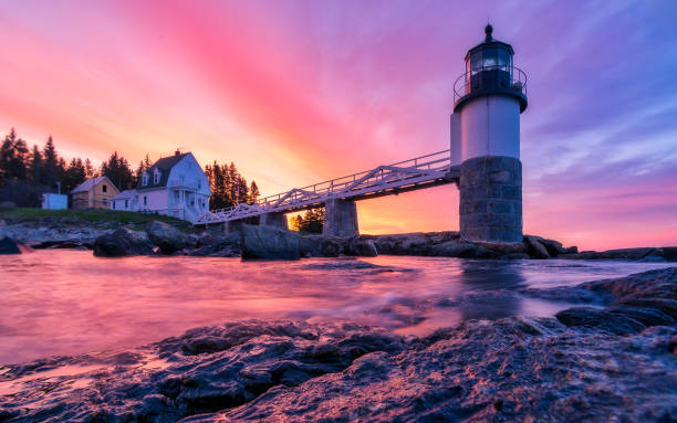 faro marshall durante el amanecer - lighthouse landscape maine sea fotografías e imágenes de stock