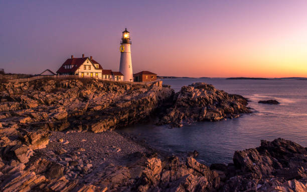 portland head lighthouse, maine, nueva inglaterra - lighthouse landscape maine sea fotografías e imágenes de stock