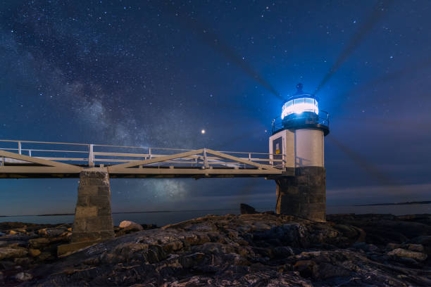 voie lactée au-dessus de marshall point phare - travel maine coast region lighthouse lighting equipment photos et images de collection