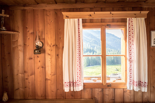 Vacaciones en las montañas: interior rústico de madera vieja de una cabaña o cabaña photo