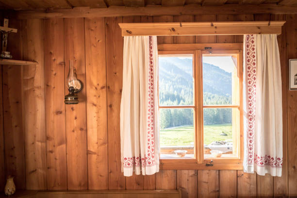 vacaciones en las montañas: interior rústico de madera vieja de una cabaña o cabaña - cabaña fotografías e imágenes de stock
