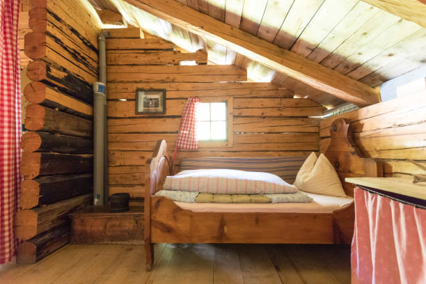 wakacje w górach: rustykalne stare drewniane wnętrze kabiny lub chaty - winter chalet snow residential structure zdjęcia i obrazy z banku zdjęć