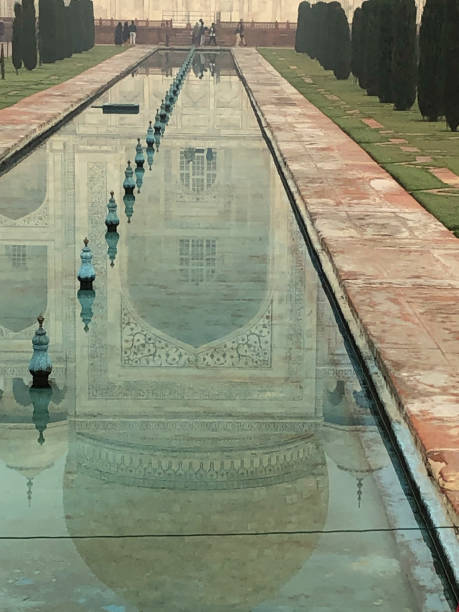 image des réflexions de piscine de lotus bleu à l’heure dorée de marbre blanc de l’architecture taj mahal, minarets et dômes d’oignon, les touristes tôt le matin du lever du soleil et les visiteurs en vacances dans la ville d’agra, uttar prade - agra architecture asia city of sunrise photos et images de collection