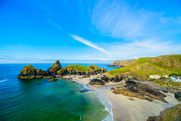 kynance cove and beach near the lizard peninsula, cornwall, england - lizard point imagens e fotografias de stock