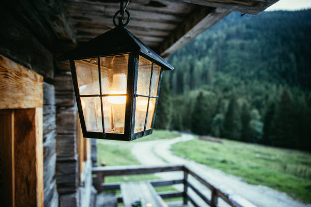 lanterne est accroché dans la véranda d’une cabane en bois olden - porch light photos et images de collection