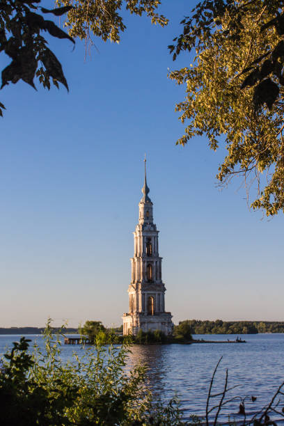 regione di tver, russia. campanile kaljazinskaja: la chiesa allagata di kalyazin - uglich foto e immagini stock