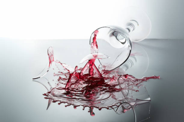 rotura de un vaso lleno de vino tinto - glass broken spilling drink fotografías e imágenes de stock