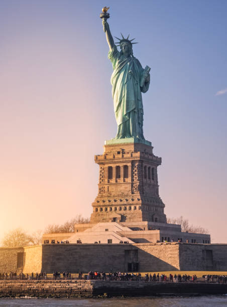 뉴욕, 미국. 석양의 자유의 여 신상 - crown liberty statue 뉴스 사진 이미지