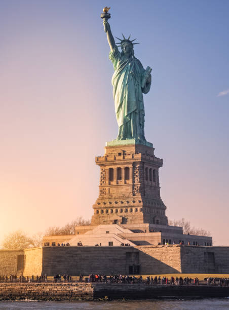 nowy jork, stany zjednoczone ameryki. statua wolności o zachodzie słońca - statue of liberty usa new freedom zdjęcia i obrazy z banku zdjęć