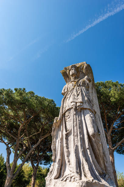 statue des geflügelten minerva sieges-ostia antica-rom italien - social history minerva past ancient stock-fotos und bilder