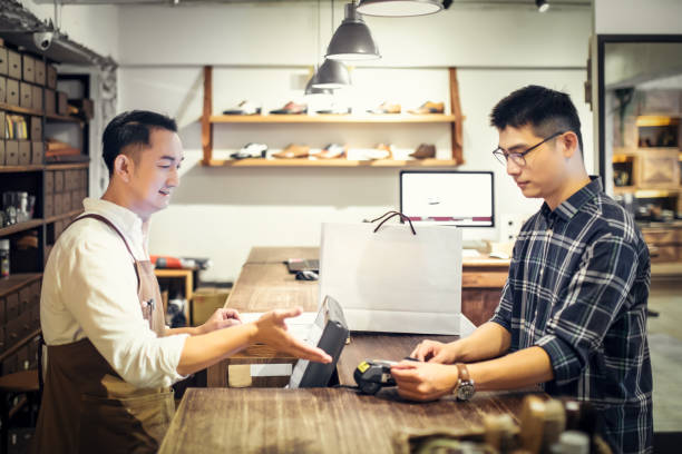 靴屋でクレジットカードで支払う - shoe store sales clerk customer ストックフォトと画像