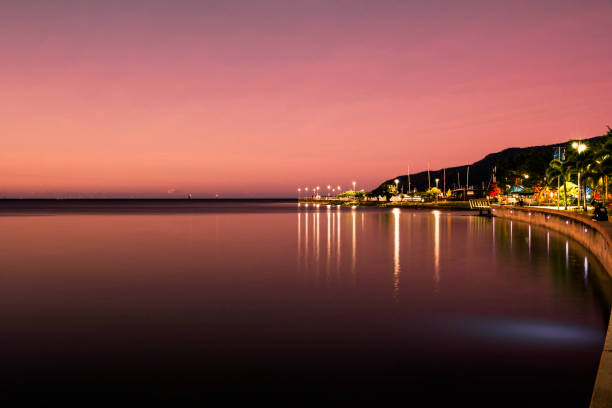 cairns subito dopo il tramonto - cairns foto e immagini stock