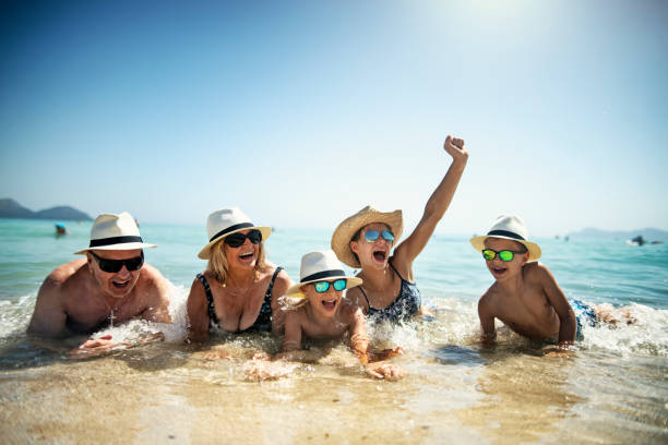 famiglia che gioca nelle onde del mar mediterraneo - china sea foto e immagini stock