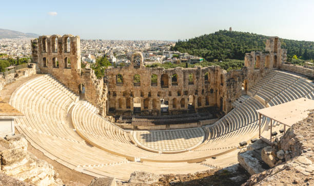 театр ирода аттикуса на акрополе, афины, греция - herodes atticus стоковые фото и изображения