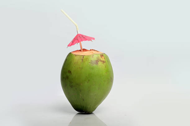 noix de coco verte - drink umbrella umbrella drink isolated photos et images de collection