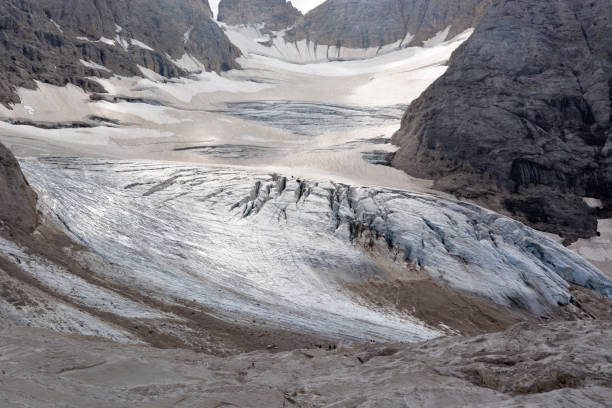 запустение таяния ледника весной - melting spring snow trentino alto adige стоковые фото и изображения