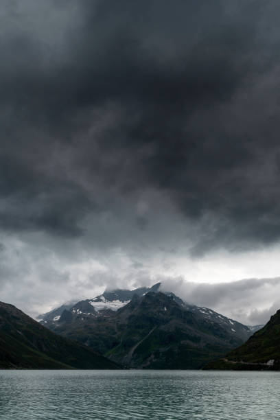 dunkle gewitterwolke über der schattenspitze am silvretta-see - silvretta stock-fotos und bilder