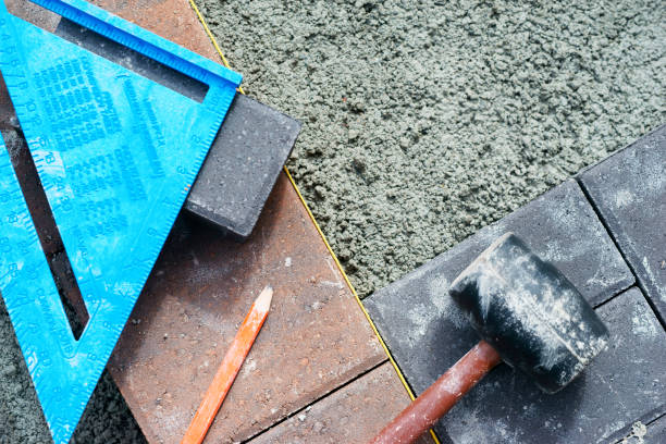 colocación de losas de pavimentación de hormigón gris en casa y herramientas - rubber mallet fotografías e imágenes de stock