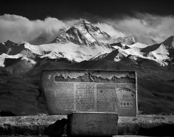 cartel del monte everest - tibet tibetan culture buddhism writing fotografías e imágenes de stock