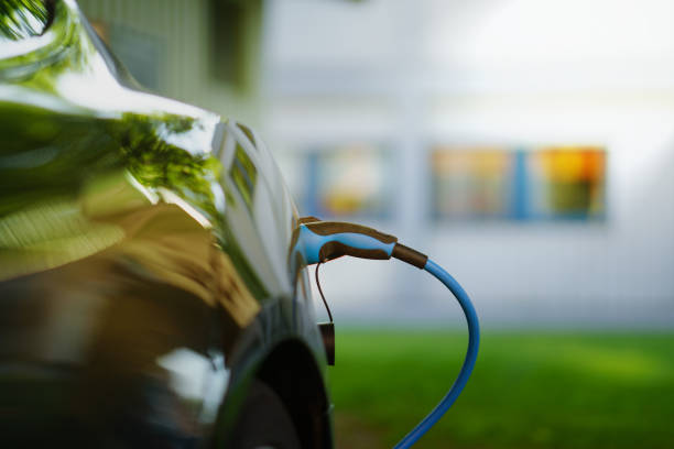 kuvapankkikuvat ja rojaltivapaat kuvat aiheesta sähköauto latautuu talon edessä - västra götaland county