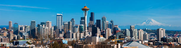 アメリカ合衆国ワシントン州のシアトルのパノラマのスカイライン - seattle skyline mt rainier space needle ストックフォトと画像