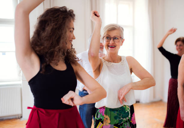 gruppo di anziani in classe di ballo con insegnante di danza. - skirt women jeans white foto e immagini stock