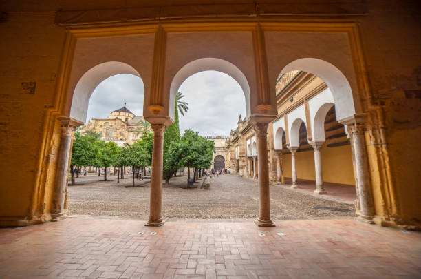 포르티 코에서 찍은 마당. 모스크 오브 코르도바, 스페인 - al andalus 뉴스 사진 이미지