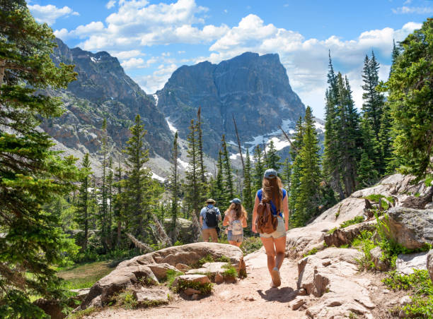 escursioni in famiglia durante le vacanze estive sulle montagne del colorado. - rocky mountain national park foto e immagini stock