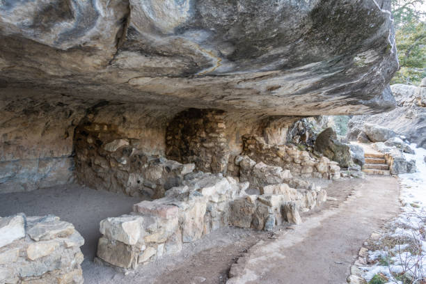 アメリカ合衆国アリゾナ州のウォルナットキャニオン国立記念碑に住む先史時代の崖。 - walnut canyon ruins ストックフォトと画像