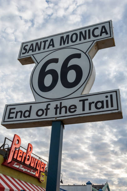 znak oznaczający koniec trasy 66 w santa monica, ca. - santa monica beach santa monica freeway santa monica california zdjęcia i obrazy z banku zdjęć