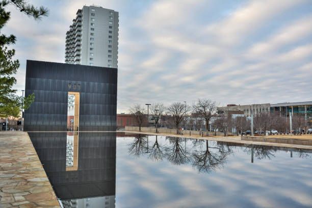 オクラホマシティ国立記念碑のプールと時間のゲートを反映し、ok. - oklahoma city oklahoma city national memorial oklahoma famous place ストックフォトと画像