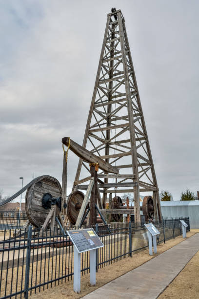 오클라호마 시티의 데본 석유 및 가스 탐사 공원에 위치한 목재 케이블 공구 시추 장비, ok - oil rig oklahoma oil pump oil industry 뉴스 사진 이미지