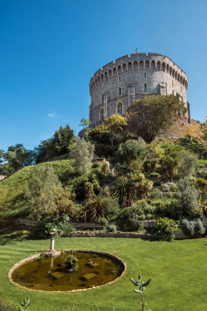 okrągła wieża zamku windsor, berkshire, anglia. oficjalna rezydencja jej królewskiej mości królowa. - gate palace english culture formal garden zdjęcia i obrazy z banku zdjęć