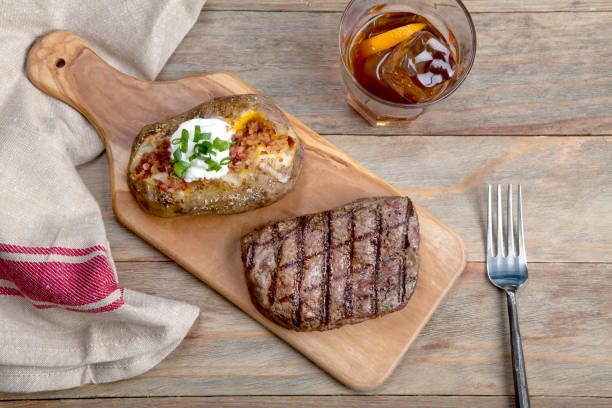 등심 스테이크와 감자 - rib eye steak steak beef prepared potato 뉴스 사진 이미지
