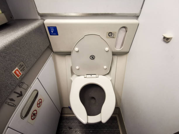 wewnątrz toalety samolotu . mała przestrzeń wewnątrz toalety samolotu - natural basin zdjęcia i obrazy z banku zdjęć
