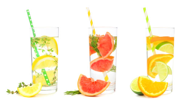 variedad de bebidas de agua con infusión de cítricos con pajitas de papel aisladas en blanco - lemon isolated clean water fotografías e imágenes de stock
