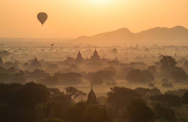 spektakularny widok na równinę bagan o wschodzie słońca. jednym z najbardziej atrakcji turystycznych w birmie. - spy balloon zdjęcia i obrazy z banku zdjęć